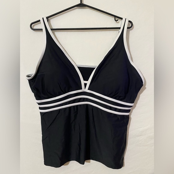 Christina Other - 4 for $25 🍒 Christina Black & White Recycled Nylon Swim Top Tankini